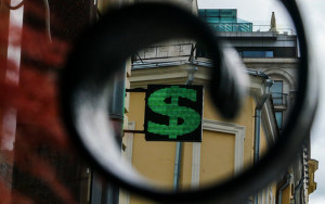 курс доллара упал ниже 72 рублей впервые с 16 июня - фото - 1